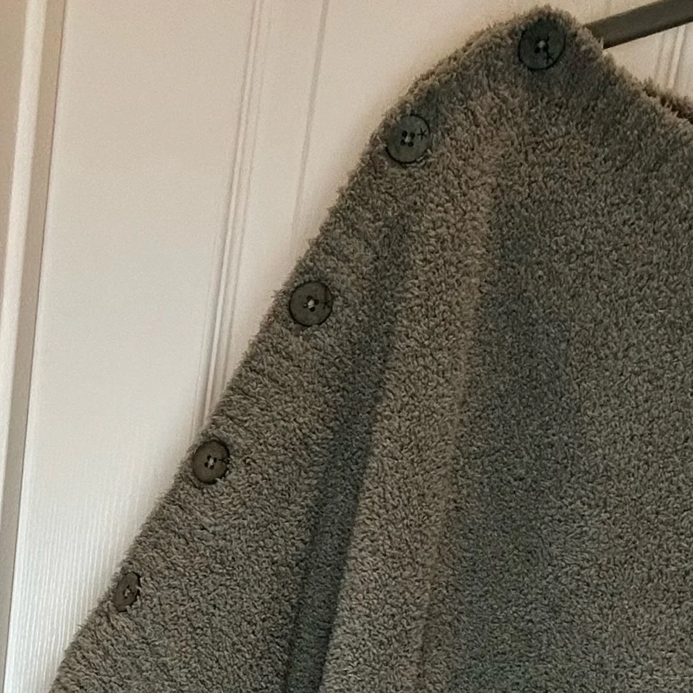 BAREFOOT DREAMS COZYCHIC COASTLINE PONCHO SHRUG IN EUCALYPTUS AGAVE ONE SIZE - Picture 6 of 6
